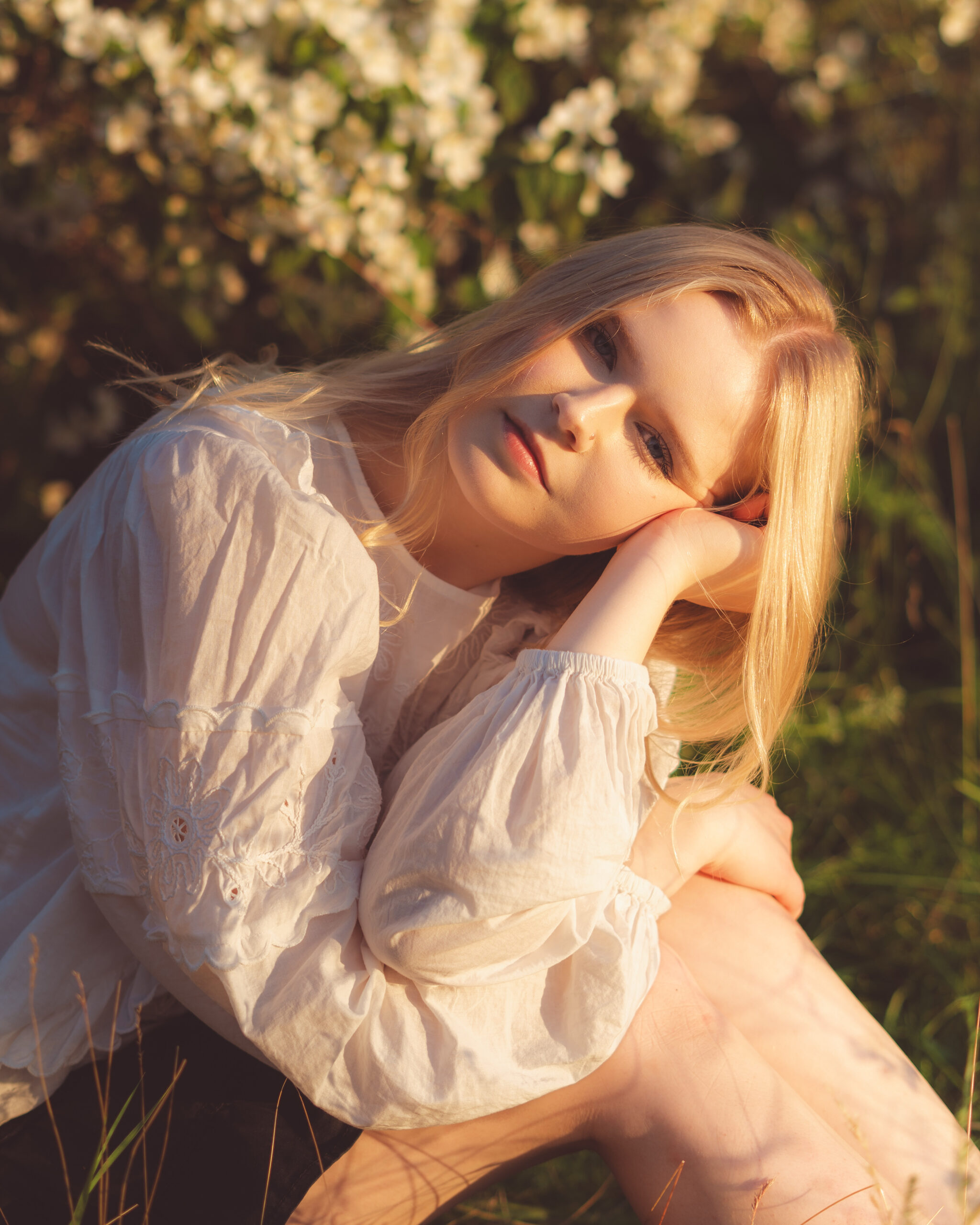 Helmi Marleena niityllä. Helmi Marleenan debyytti-EP on nyt ulkona!