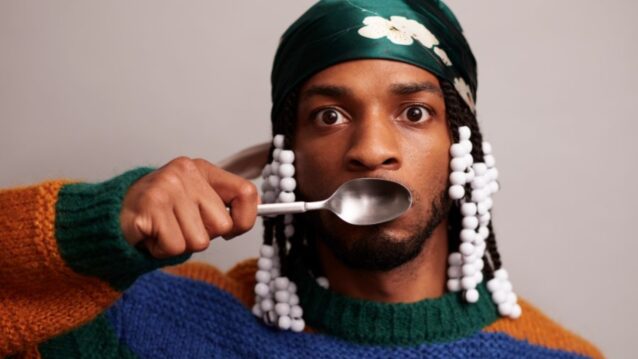 Armani White lusikka suun edessä. Räppäri Armani White pysäytti liikenteen!