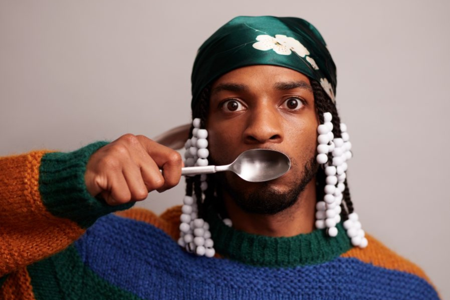 Armani White lusikka suun edessä. Räppäri Armani White pysäytti liikenteen!