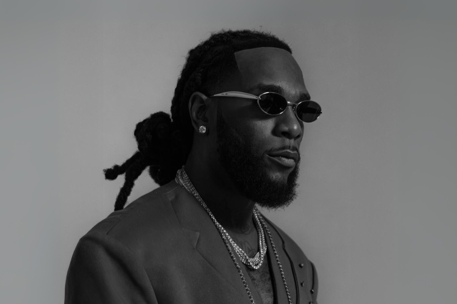 Burna Boy mustavalkoisessa kuvassa. Burna Boy palaa Suomeen!