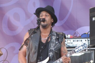 D'Angelo lavoilla esiintymässä. D'Angelo on kuollut 51-vuotiaana!