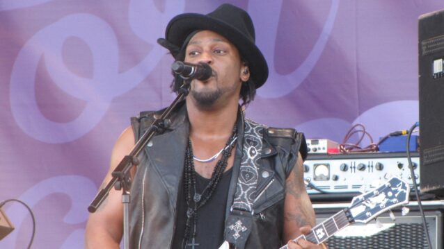 D'Angelo lavoilla esiintymässä. D'Angelo on kuollut 51-vuotiaana!