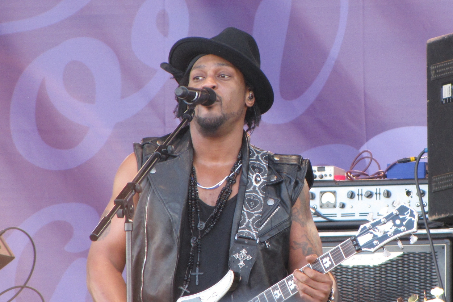 D'Angelo lavoilla esiintymässä. D'Angelo on kuollut 51-vuotiaana!