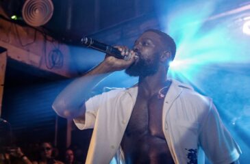 Ghetts esiintymässä lavalla. Ghetts pidätetty kuolemaan johtaneesta kolarista!