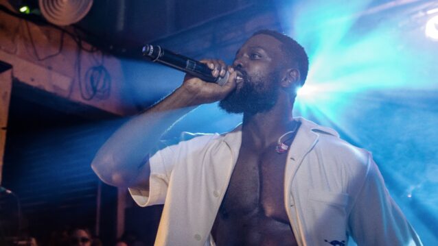 Ghetts esiintymässä lavalla. Ghetts pidätetty kuolemaan johtaneesta kolarista!