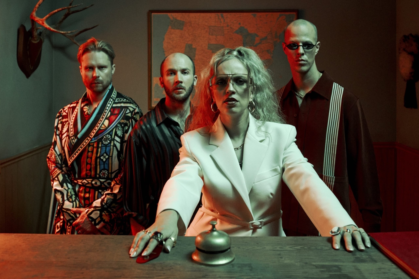 Haloo Helsinki! ryhmäkuva. Haloo Helsinki! löysi uuden kipinän!