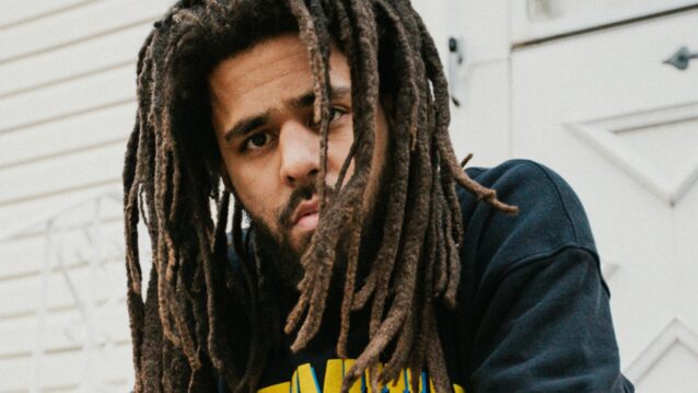 J.Cole kuvattuna istumassa valkoisen seinän edessä. Cam'ron haastoi J. Colen oikeuteen Ready ‘24 -kappaleesta!