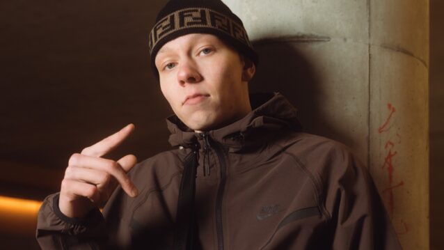 Jami Faltin ruskea takki päällä. Haastattelussa Jami Faltin.