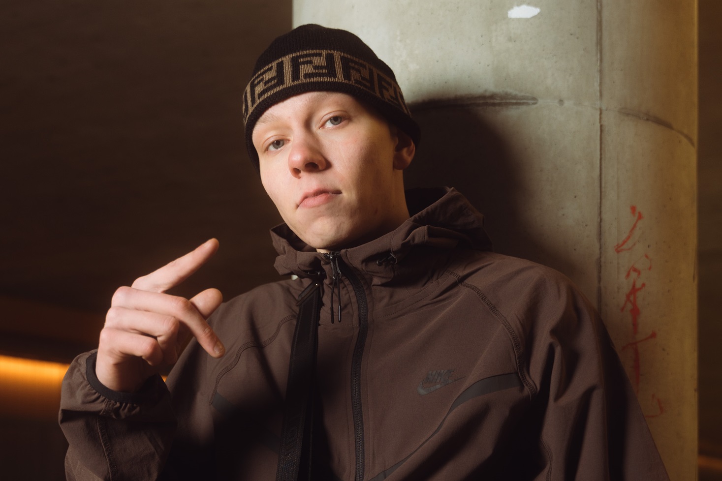 Jami Faltin ruskea takki päällä. Haastattelussa Jami Faltin.