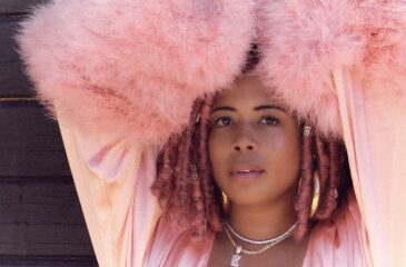 Kelis pinkissä asussa. Kelis löysi uuden elämän Keniasta!