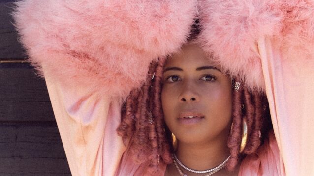 Kelis pinkissä asussa. Kelis löysi uuden elämän Keniasta!