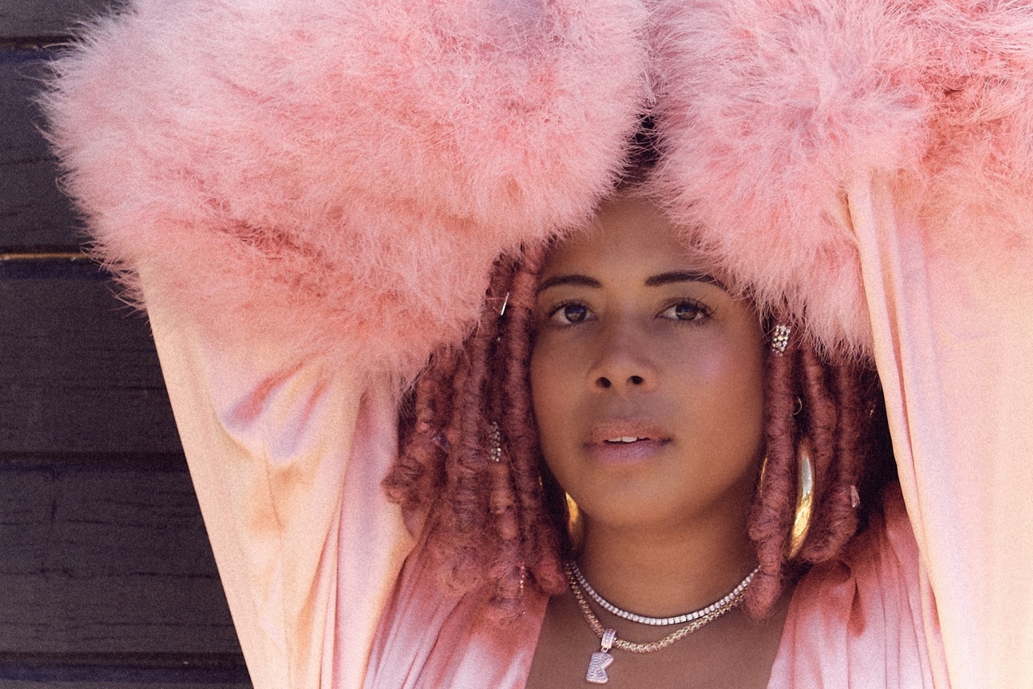 Kelis pinkissä asussa. Kelis löysi uuden elämän Keniasta!