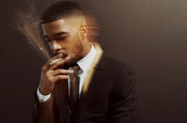 Kid Cudi kuvattuna ruskeaa taustaa vasten. Kid Cudin "Maui Wowie" nousee listoille 17 vuotta julkaisunsa jälkeen!