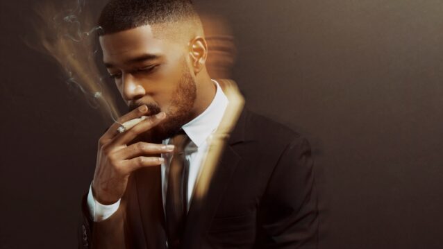 Kid Cudi kuvattuna ruskeaa taustaa vasten. Kid Cudin "Maui Wowie" nousee listoille 17 vuotta julkaisunsa jälkeen!
