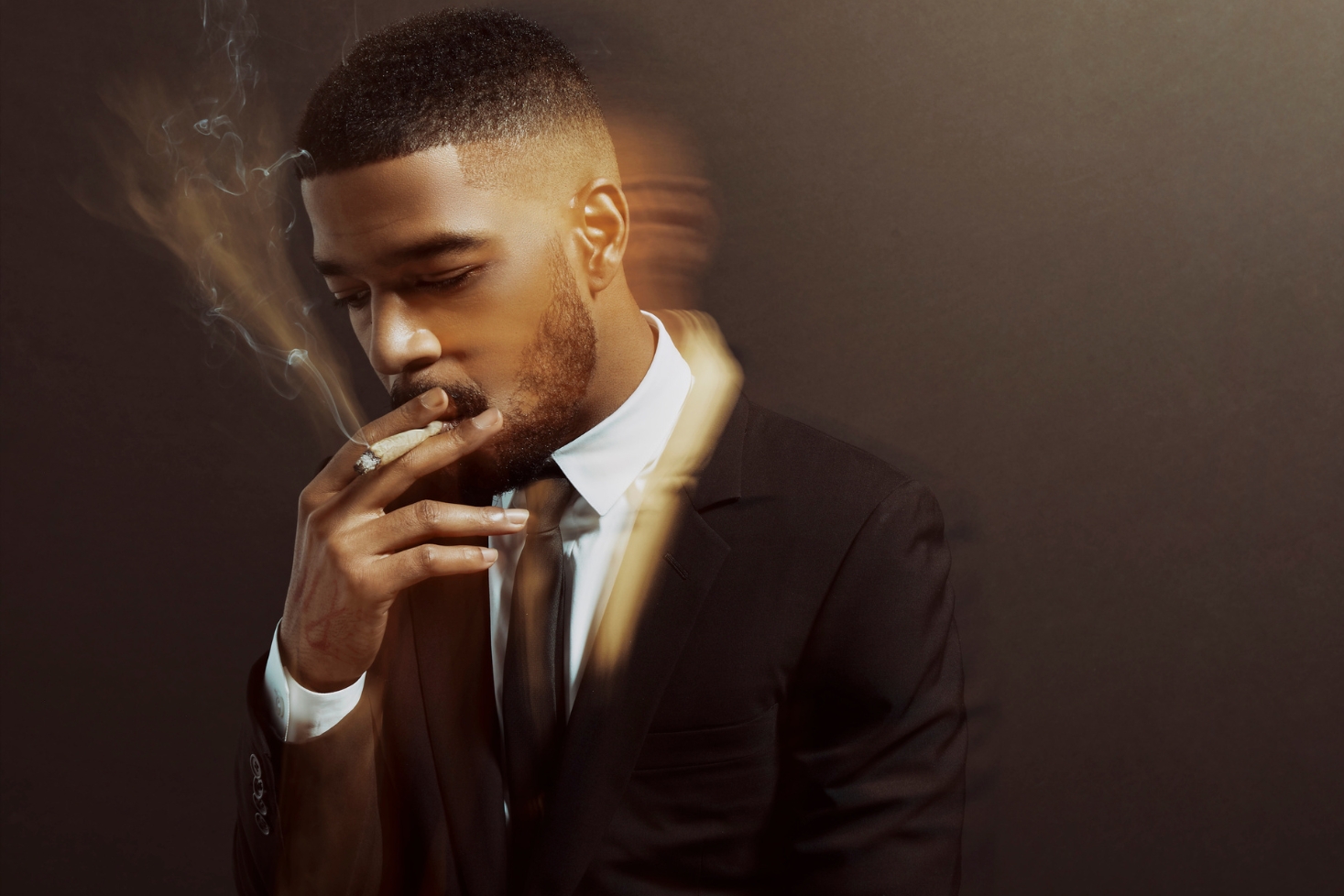 Kid Cudi kuvattuna ruskeaa taustaa vasten. Kid Cudin "Maui Wowie" nousee listoille 17 vuotta julkaisunsa jälkeen!