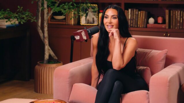 Kim Kardashian istuu tuolilla. Kim Kardashian avautui avioerostaan Kanye Westistä!