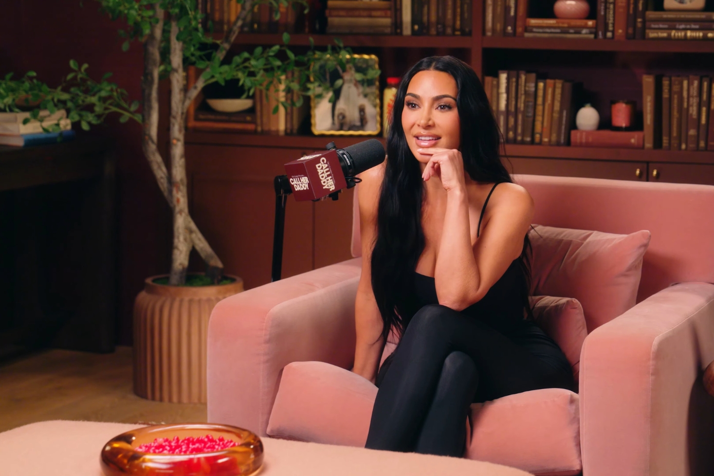 Kim Kardashian istuu tuolilla. Kim Kardashian avautui avioerostaan Kanye Westistä!