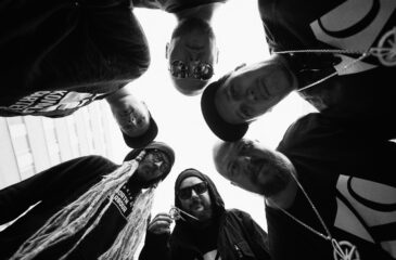 Konala Cartellin jäsenet ringissä. Konala Cartelli juhlii 25-vuotista taivaltaan!