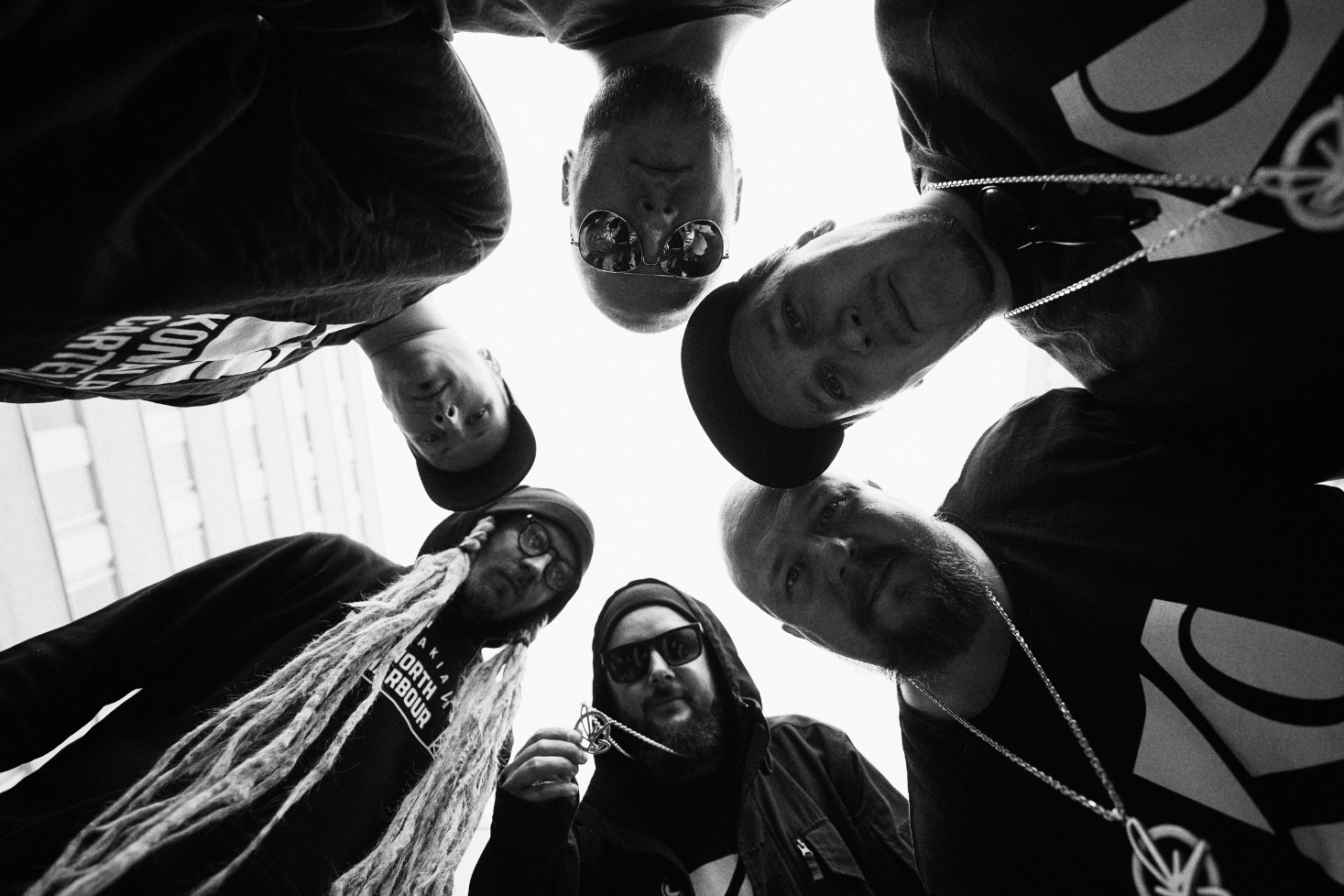 Konala Cartellin jäsenet ringissä. Konala Cartelli juhlii 25-vuotista taivaltaan!