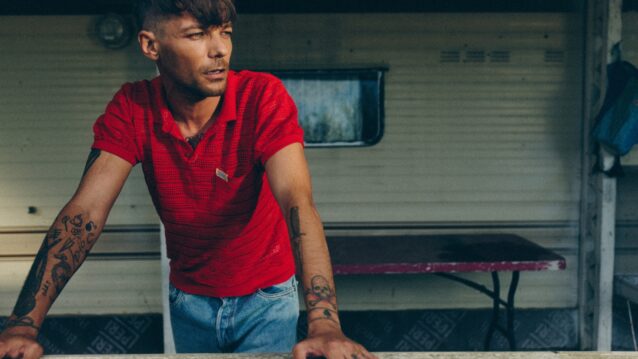 Louis Tomlinson nojaa kaiteeseen. Louis Tomlinson saapuu Veikkaus Arenalle!