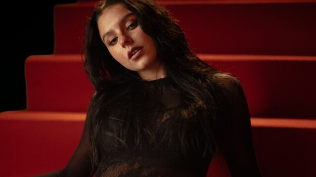 Mirella punaisilla portailla. Mirella avaa uuden aikakauden!