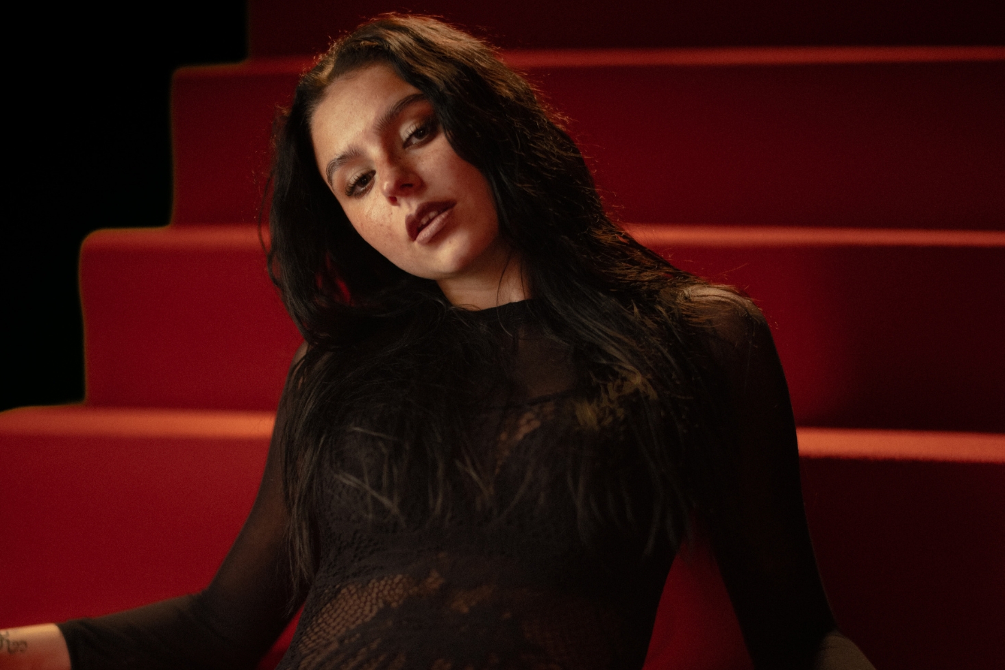 Mirella punaisilla portailla. Mirella avaa uuden aikakauden!