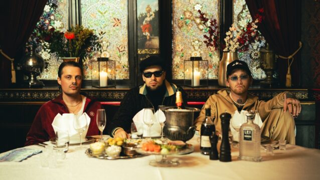 Mouhouksen jäsenet istuvat pöydässä Ladabois-promokuvassa