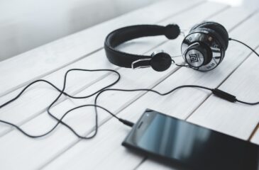 Kuulokkeet ja kännykkä. Suomalaiset rakastavat musiikkia!