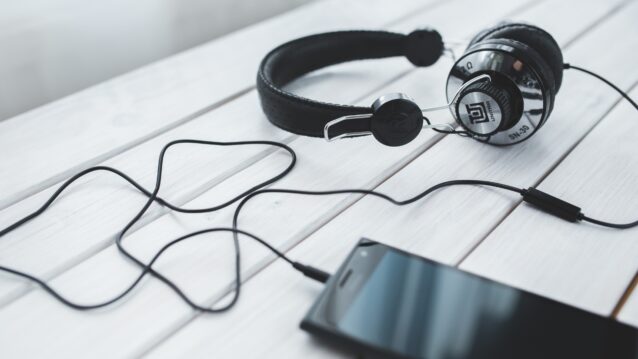 Kuulokkeet ja kännykkä. Suomalaiset rakastavat musiikkia!
