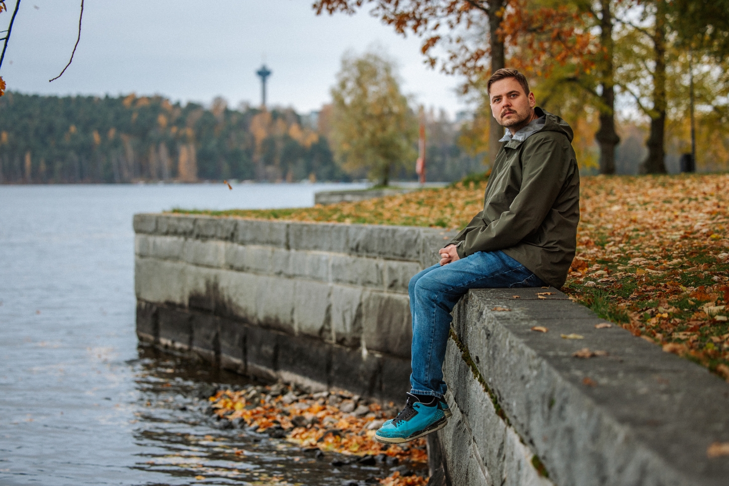 Raimssi istuu laiturilla. Haastattelussa Raimssi!