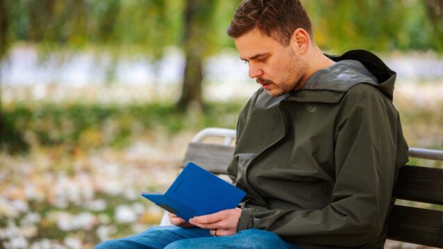 Raimssi istuu penkillä. Haastattelussa Raimssi!