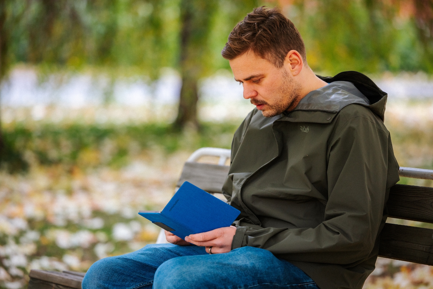 Raimssi istuu penkillä. Haastattelussa Raimssi!