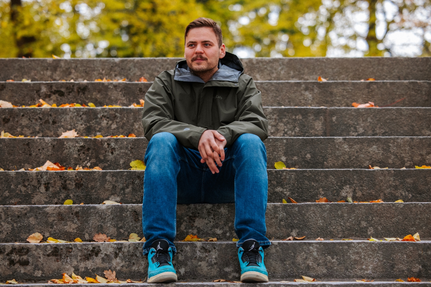 Raimssi istuu portailla. Haastattelussa Raimssi!