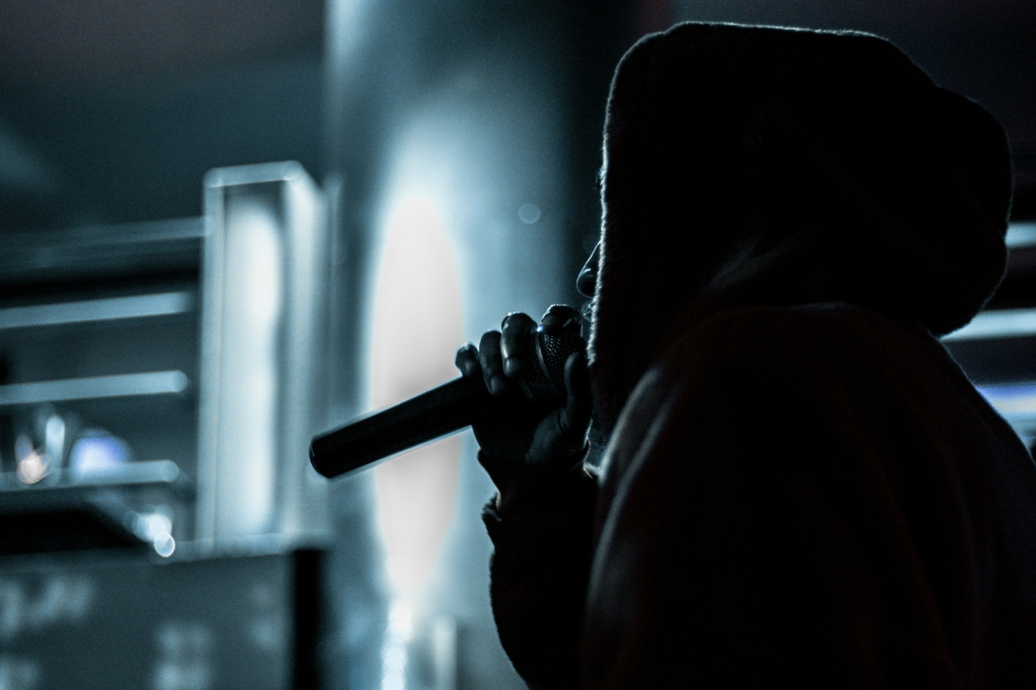 Henkilö mikrofoni kädessä. Rap on runoutta, mutta lyriikoiden naisvihamielisyys voi olla vaaraksi.