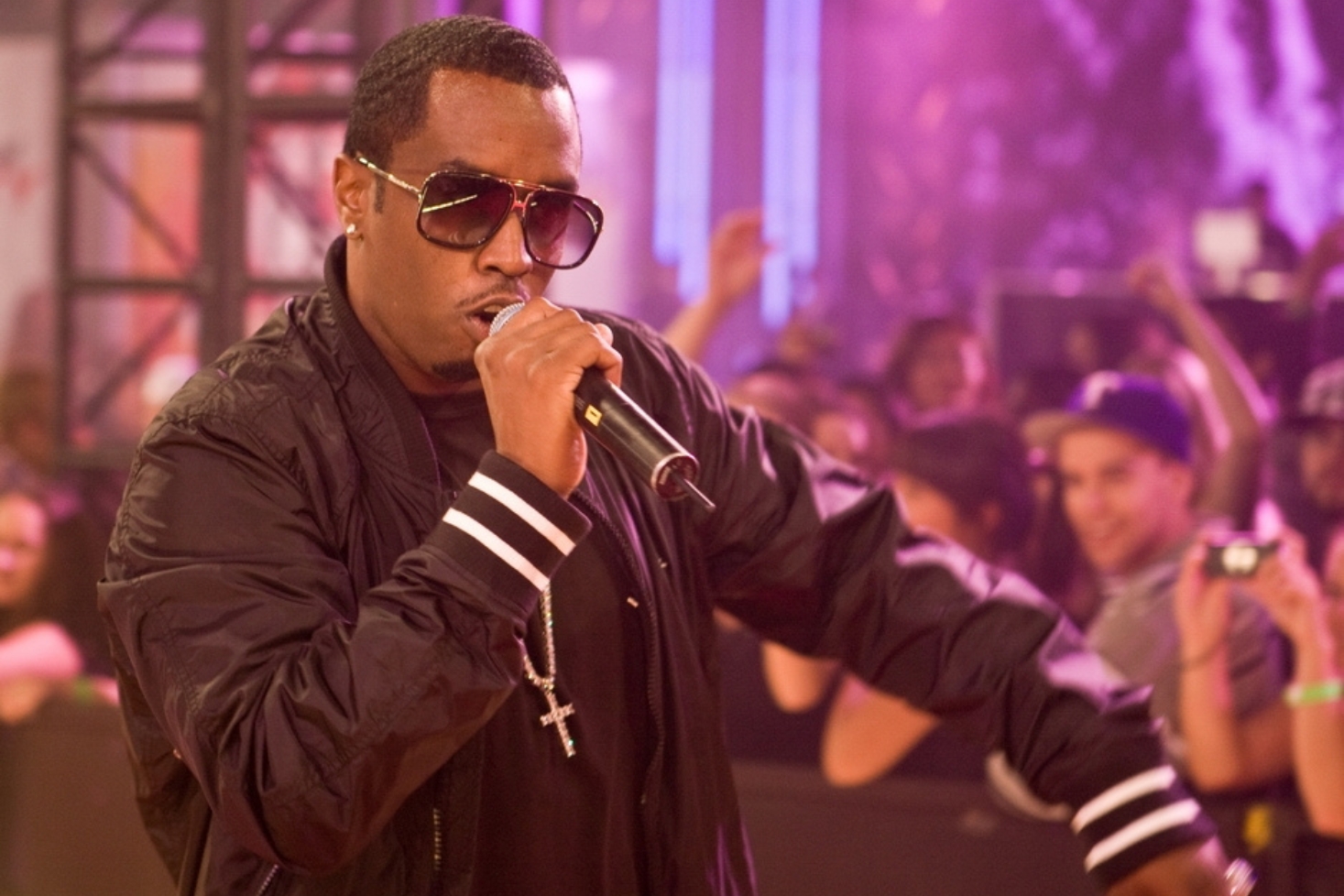 Diddy esiintymässä. Diddy suunnittelee opetuskiertuetta!