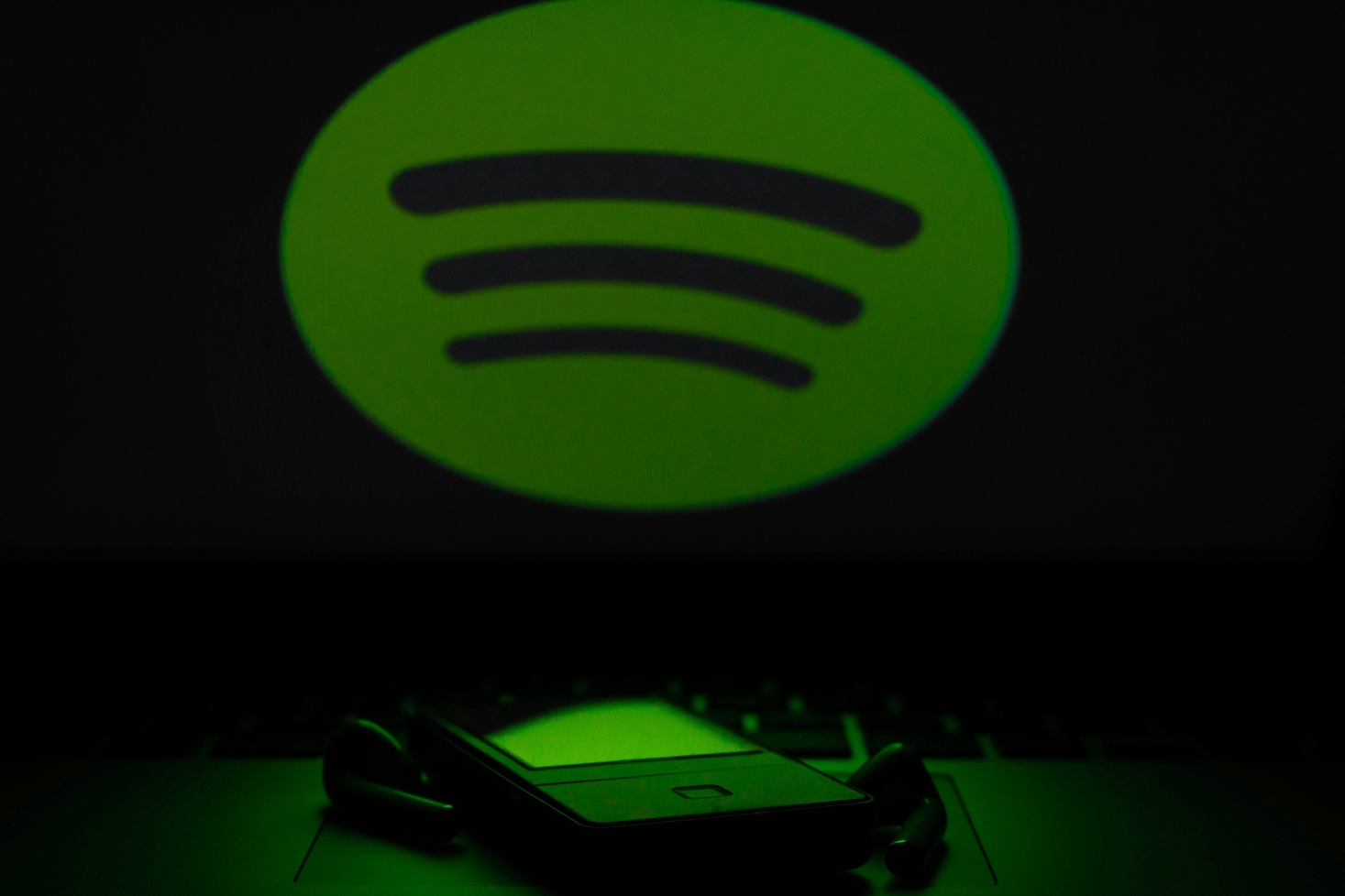 Spotify-logo puhelimen yläpuolella. Spotify Wrapped 2025 lähestyy!