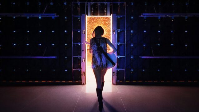 Taylor Swift oven edessä. Taylor Swiftin faneille juhlapäivä!