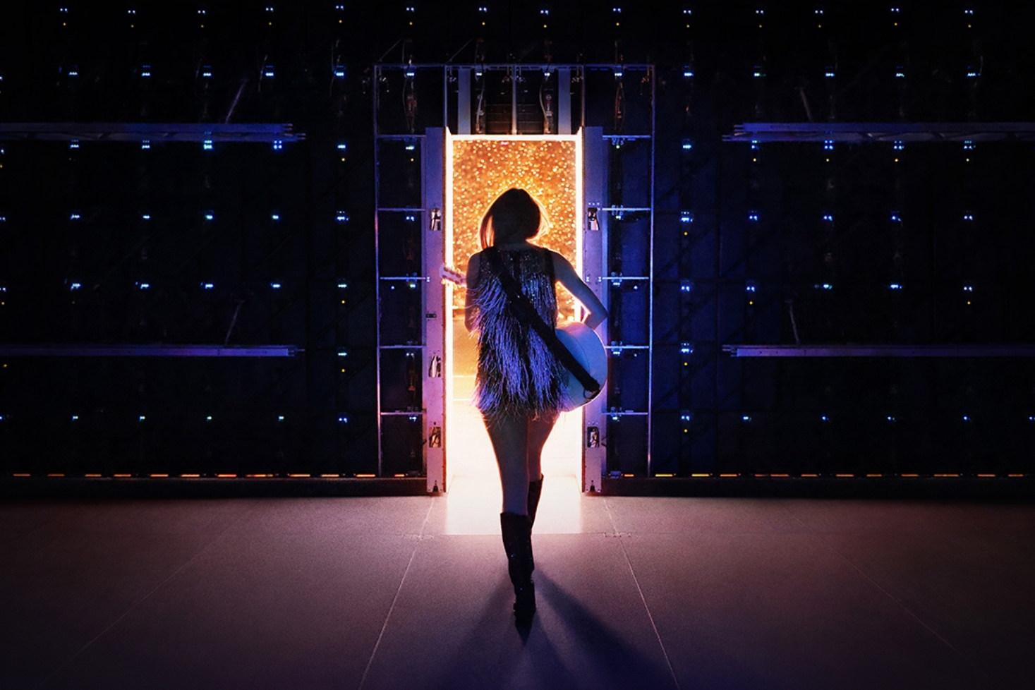 Taylor Swift oven edessä. Taylor Swiftin faneille juhlapäivä!