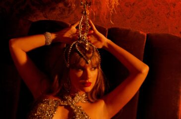 Taylor Swift poseeraa. Taylor Swiftin albumi aiheutti ennennäkemättömän rynnistyksen!