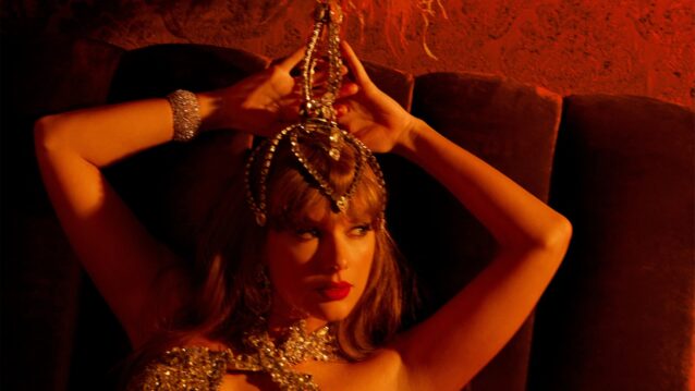 Taylor Swift poseeraa. Taylor Swiftin albumi aiheutti ennennäkemättömän rynnistyksen!