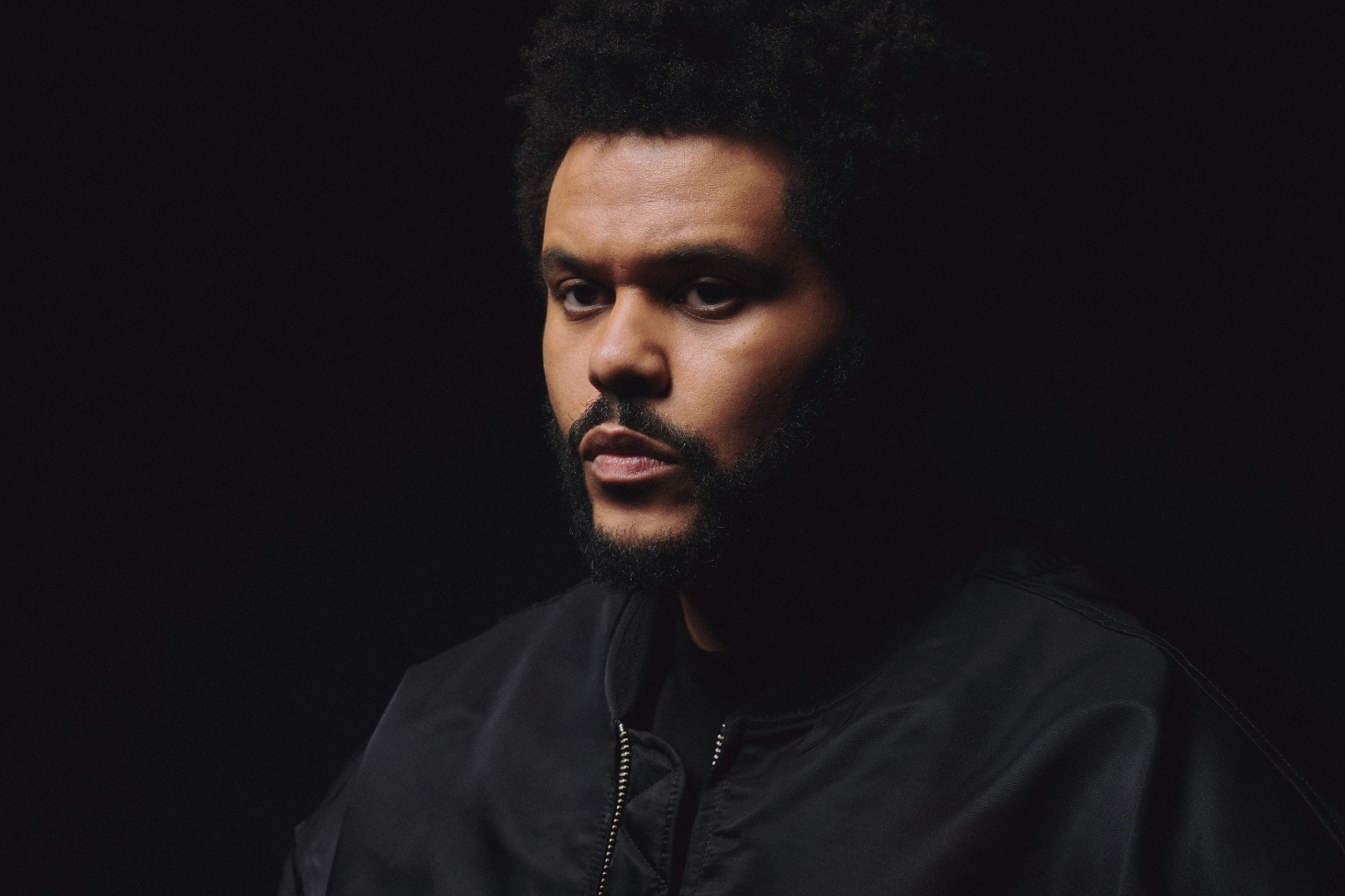The Weeknd mustissa vaatteissa. The Weeknd osti kartanon Miamista!