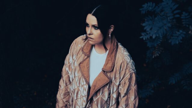 Thelise surullisen näköisenä Pariisiin-promokuvassa