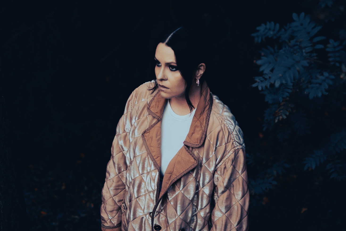 Thelise surullisen näköisenä Pariisiin-promokuvassa