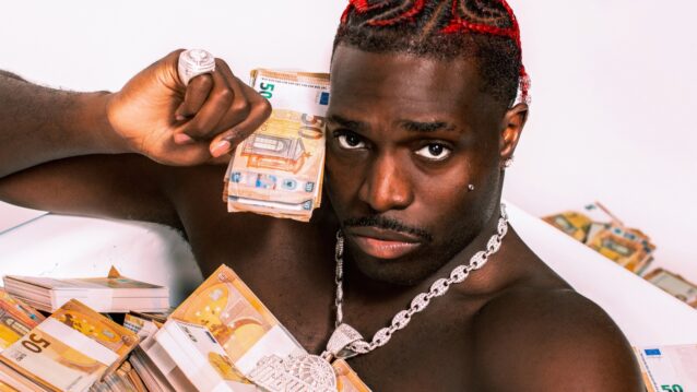 Turisti setelipinkka kädessä. Turisti machoilee!