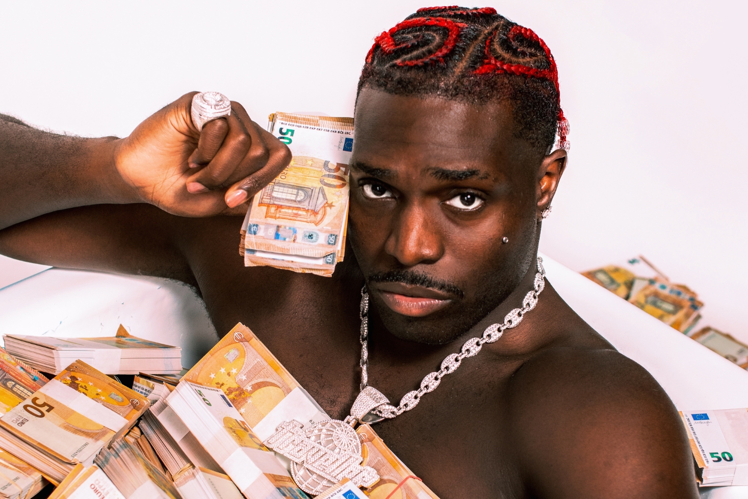 Turisti setelipinkka kädessä. Turisti machoilee!