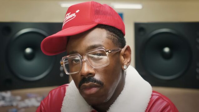 Tyler, the Creator punainen lippis päässä. Tyler, The Creator joutui someraivon kohteeksi!