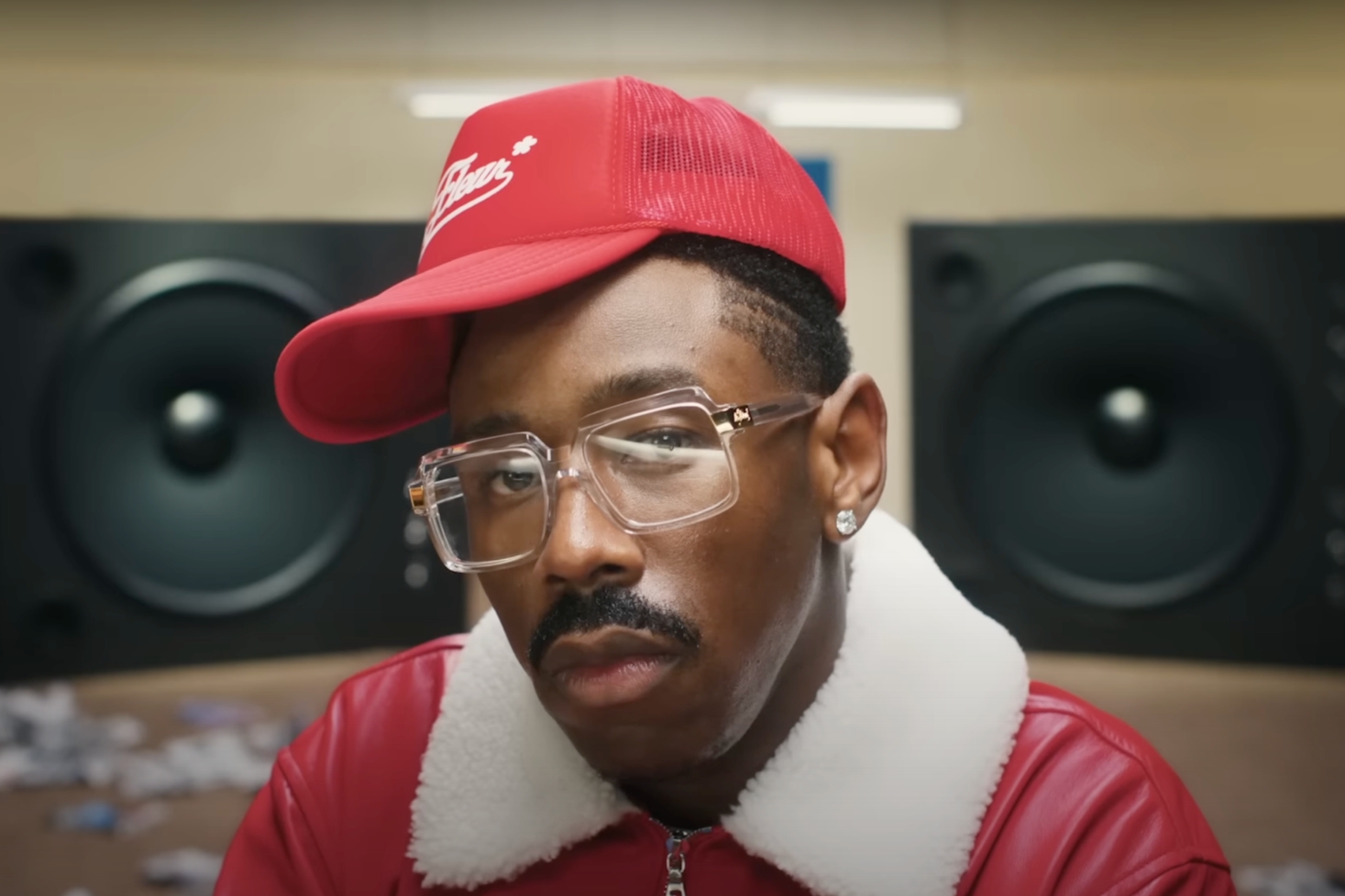 Tyler, the Creator punainen lippis päässä. Tyler, The Creator joutui someraivon kohteeksi!