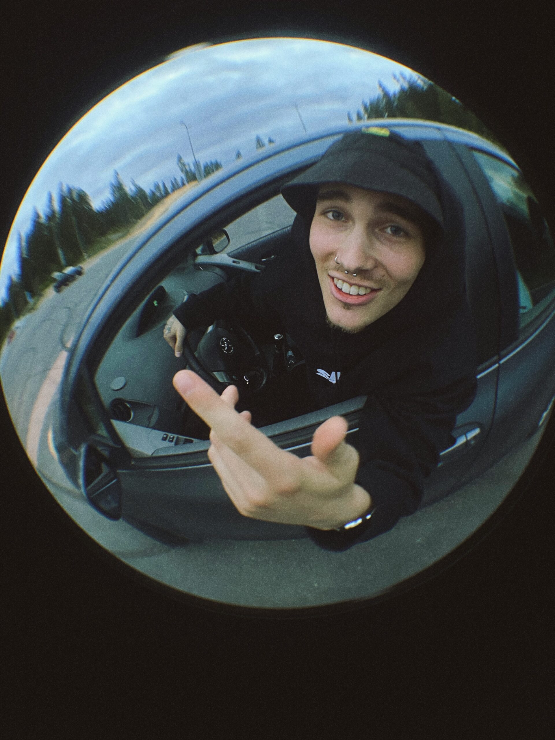 VeeKoo poseeraa VKLP-promokuvassa