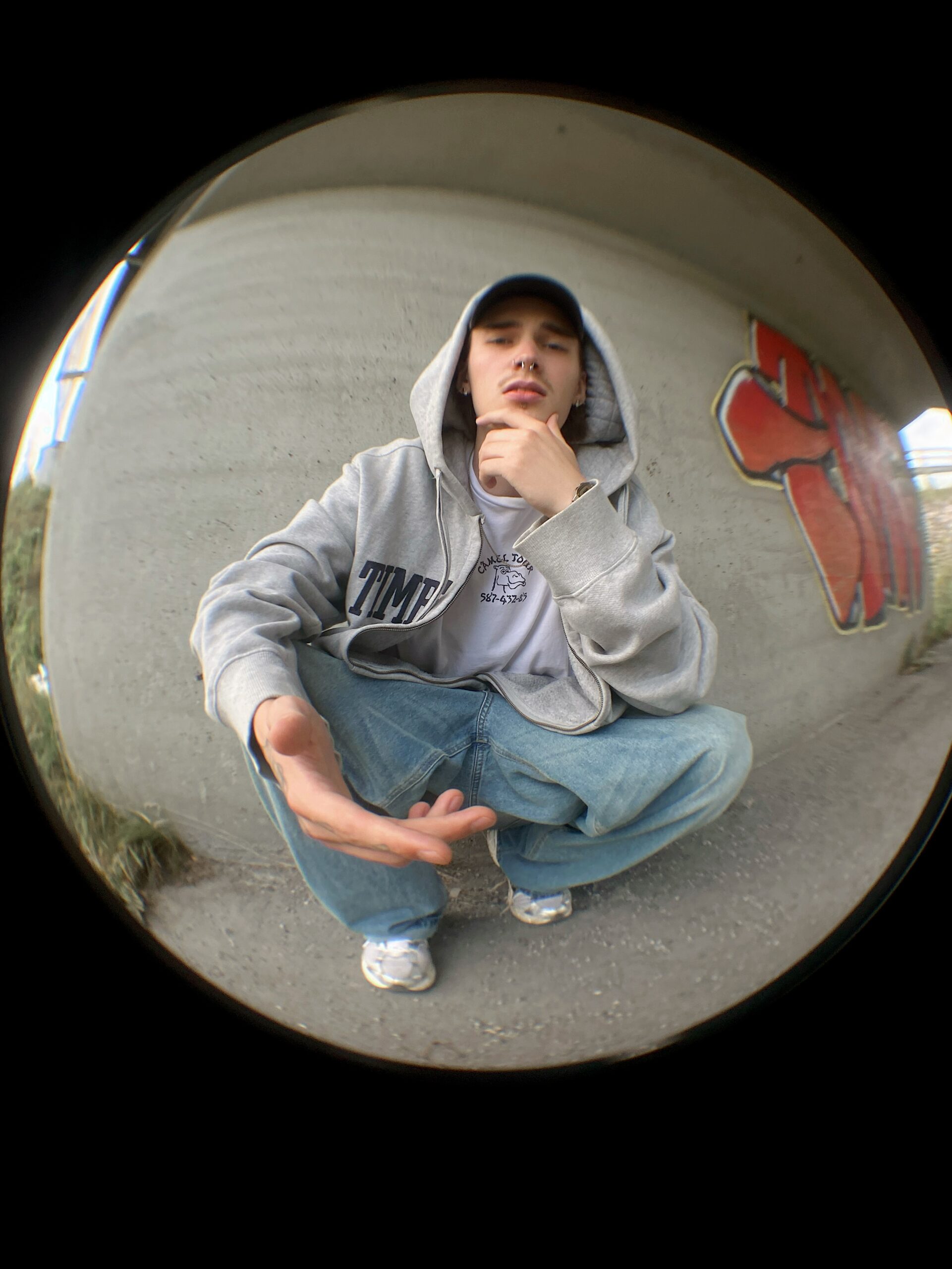 VeeKoo poseeraa VKLP-promokuvassa