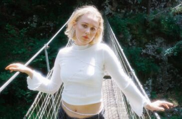 Ellaella riippusillalla. Ellaella palaa ääneen!